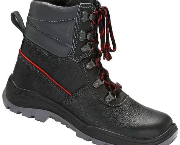 Ochrona stóp na budowie - co warto wiedzieć o butach z blachą