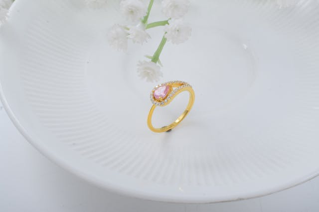 Delikatny kolor i mocny charakter – różowy diament w biżuterii